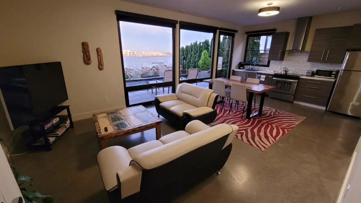 Image 1 of 180 degree, unobstructed bluff view!