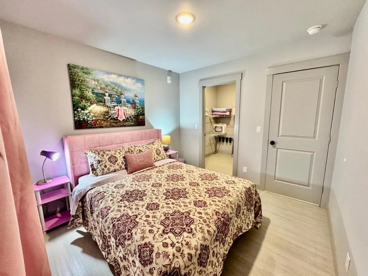 Image 1 of 1 BD Apt with 2 Extra Sofa Beds 13 mins to SeaTac Airport