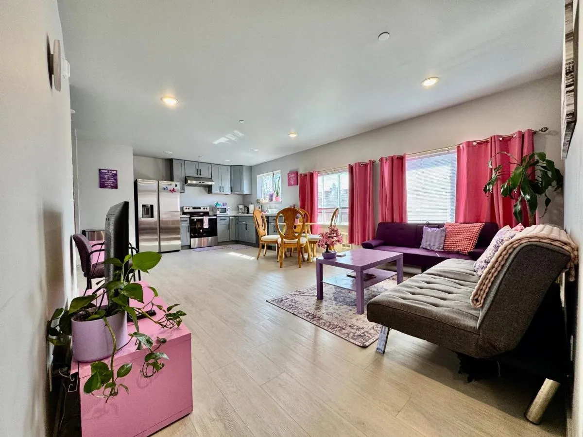 Image 2 of 1 BD Apt with 2 Extra Sofa Beds 13 mins to SeaTac Airport