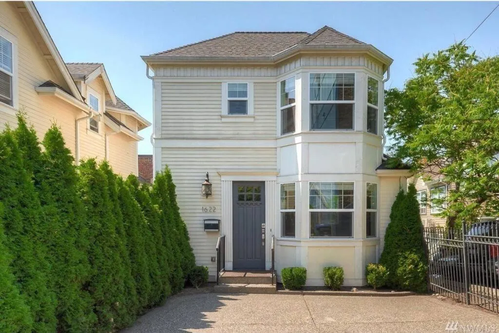 Image of Adorable Cozy House with Parking and Loft!
