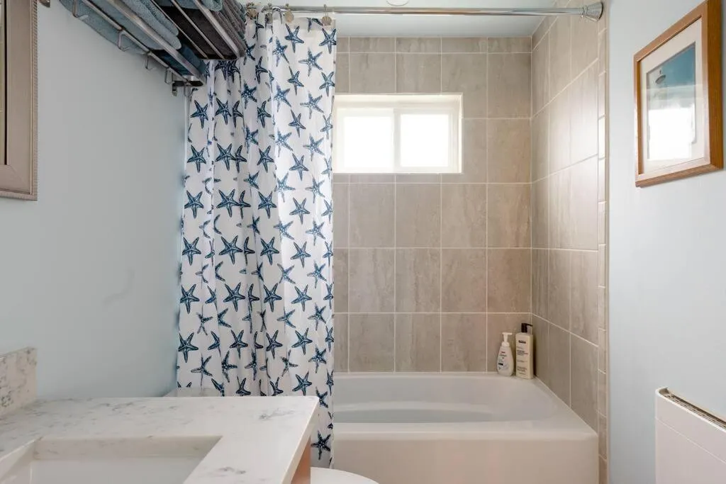 Image 2 of Alki Beach Cottage, NEW, 2 bedrooms, 2 bathrooms, near beach, AC, WD, Parking