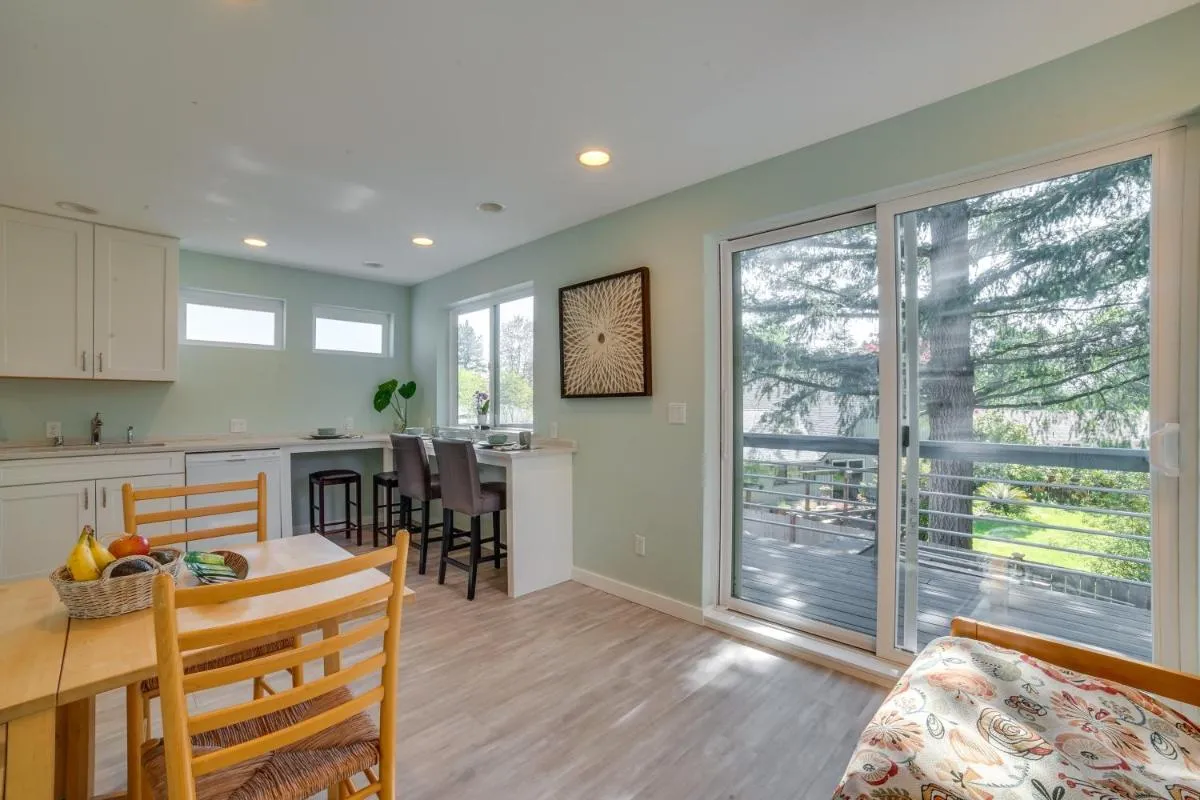 Image 3 of Bellevue Abode Balcony, 13 Mi to Downtown Seattle