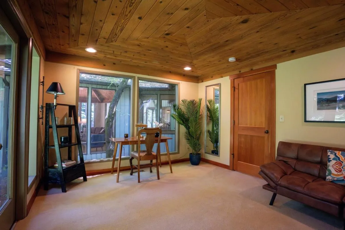 Image 4 of Bridle Trails Treehouse