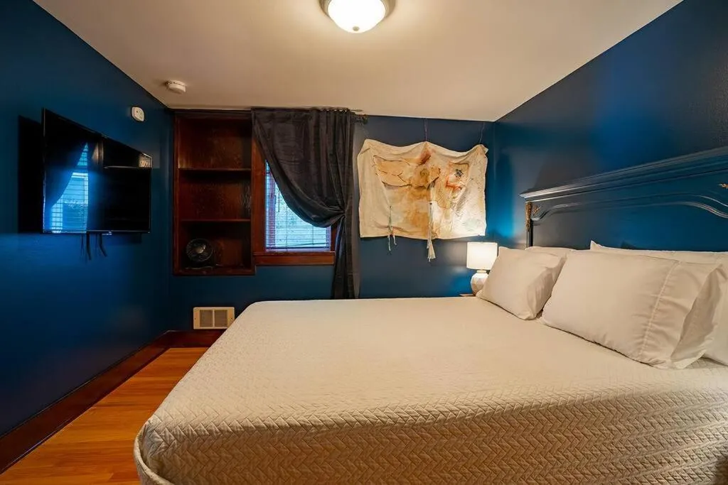 Image 1 of Charming 1bd Suite in Capitol Hill – Foxglove Inn