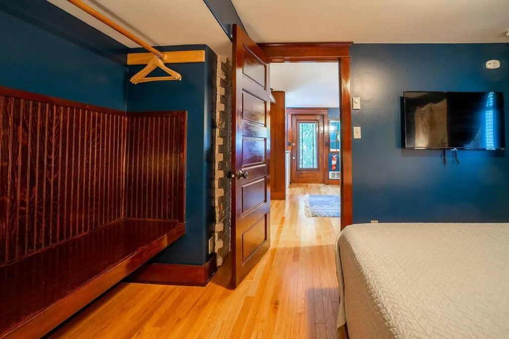 Image 6 of Charming 1bd Suite in Capitol Hill – Foxglove Inn