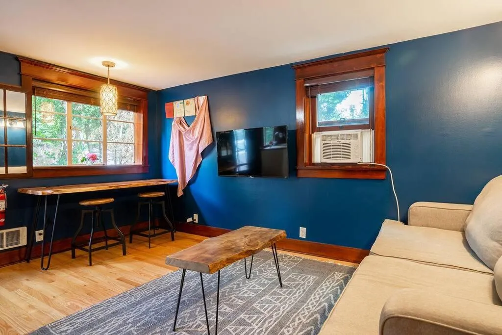 Image 4 of Charming 1bd Suite in Capitol Hill – Foxglove Inn