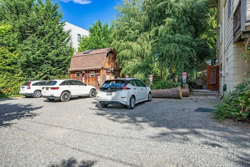 Image 5 of Charming 1bd Suite in Capitol Hill – Foxglove Inn
