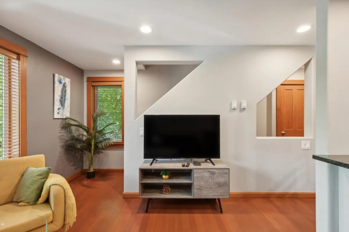 Image 4 of Charming 2BR Townhouse near Green Lake