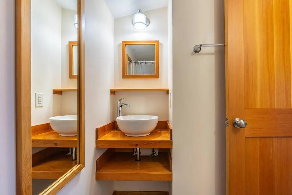 Image 5 of Charming two-level retreat in Capitol Hill – Foxglove Inn