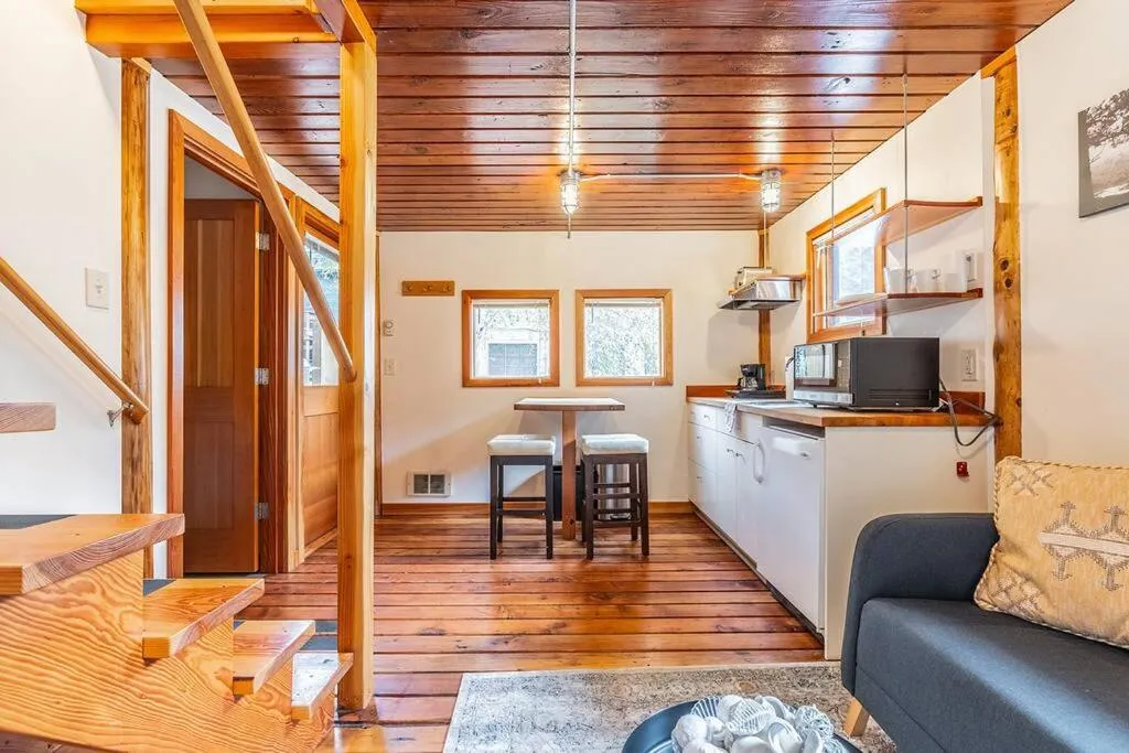 Image 6 of Charming two-level retreat in Capitol Hill – Foxglove Inn
