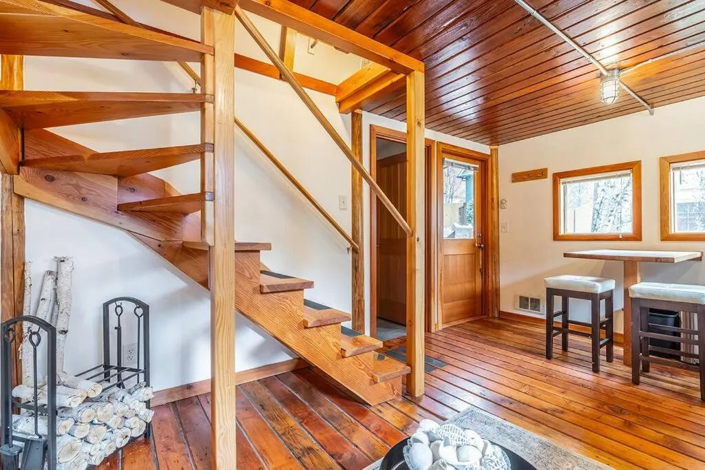 Image 3 of Charming two-level retreat in Capitol Hill – Foxglove Inn