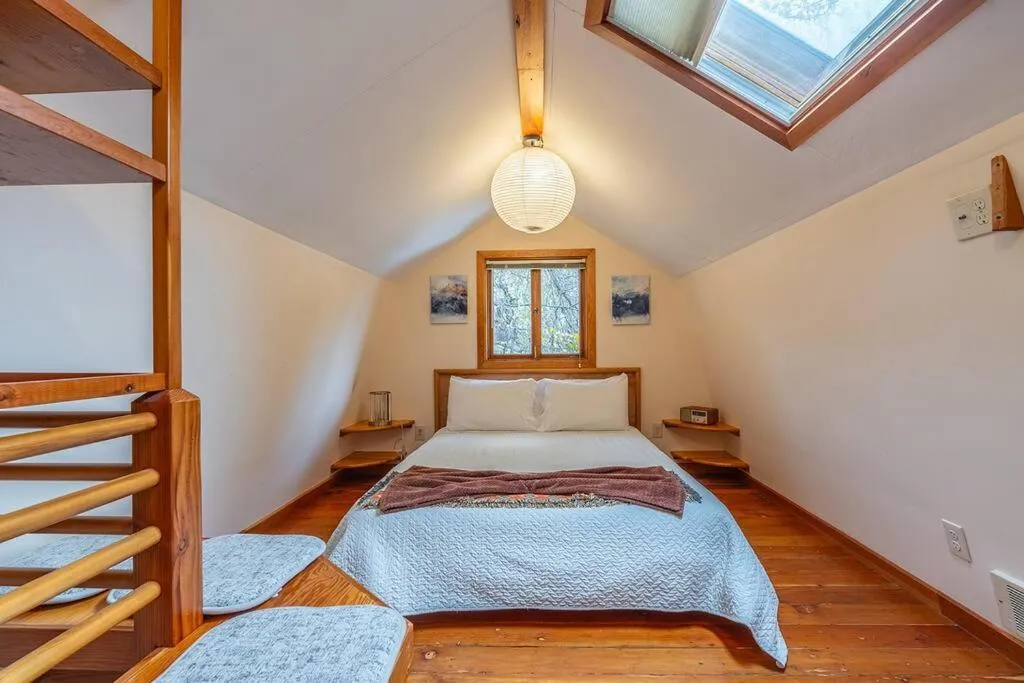 Image 4 of Charming two-level retreat in Capitol Hill – Foxglove Inn