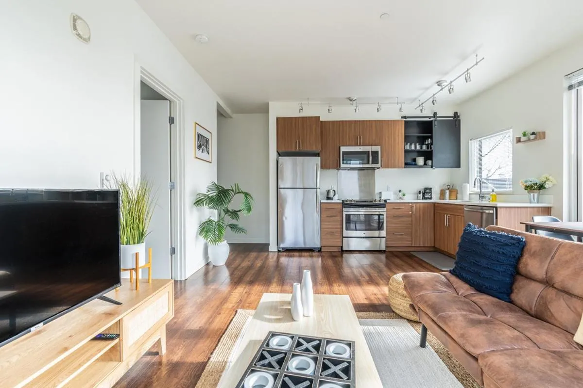Image 2 of Close Downtown Modern Apartment – Pet Friendly, WiFi, Rooftop views