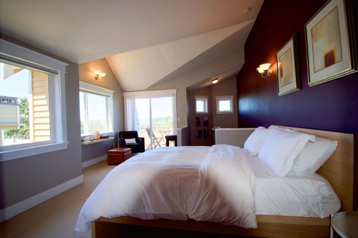Image 1 of Comfort and Grace Perched on Queen Anne Hill