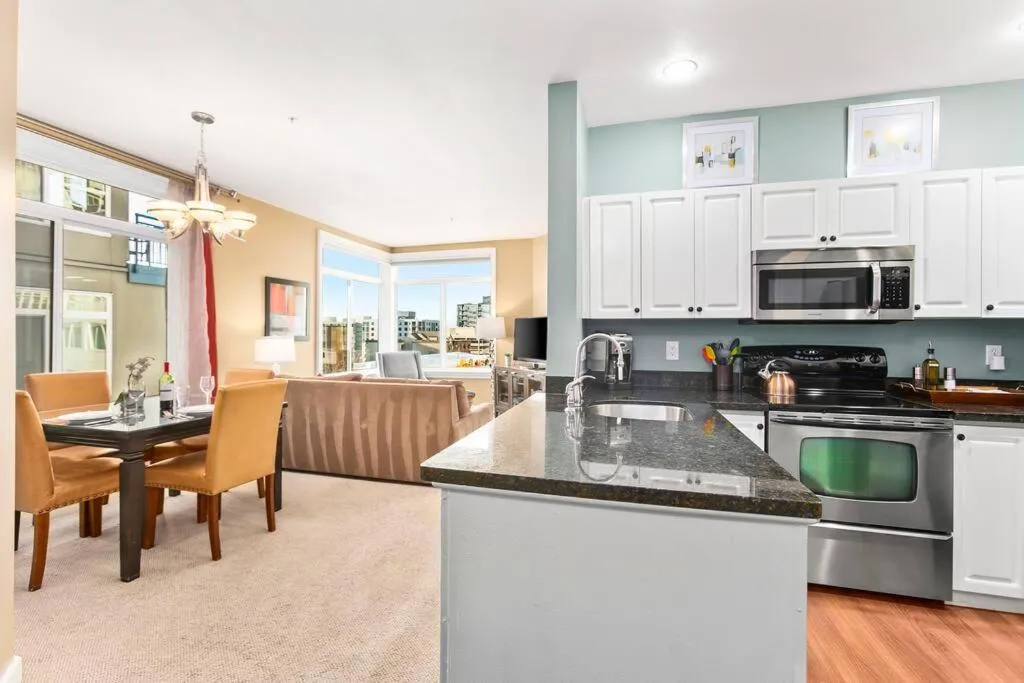 Image of Corner Unit in the middle of it all – 99 Walkscore