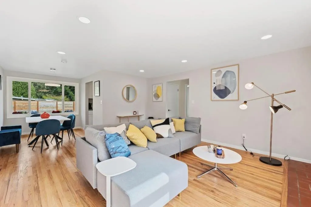 Image of Cozy Bellevue Home for Family Business Near Microsoft