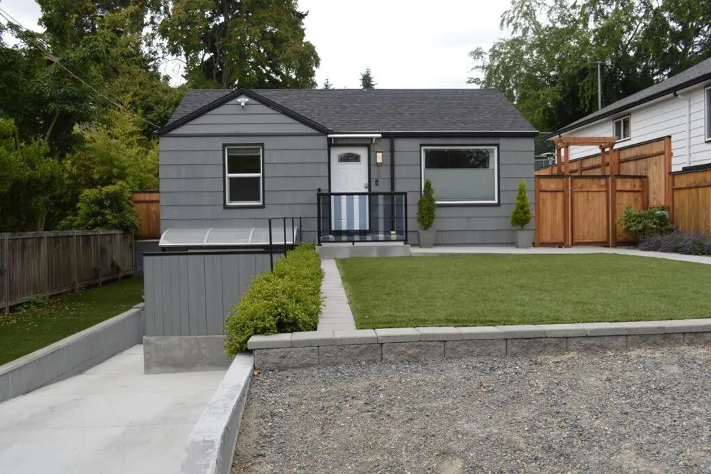 Image 5 of Cozy Crown Hill Carkeek Cottage w/3 Beds, Full Kitchen & Backyard in North Seattle