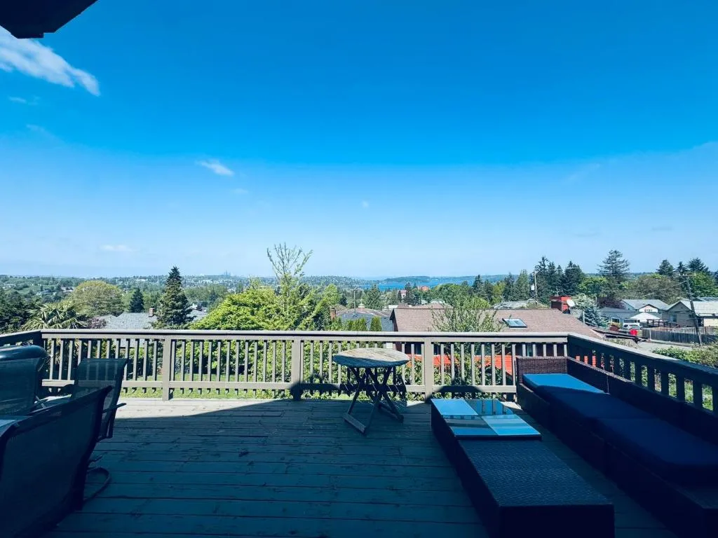 Image of Craftsman with view of Seattle