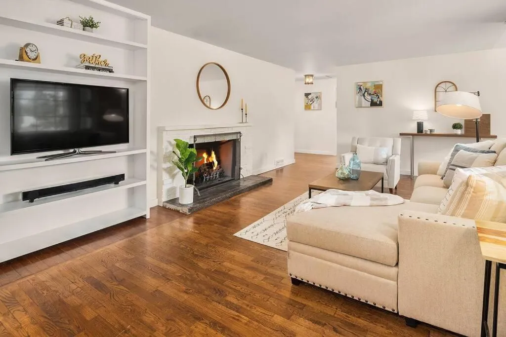 Image 4 of DT Bellevue Hidden Gem With a View & AC
