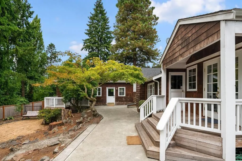 Image 5 of DT Bellevue Hidden Gem With a View & AC