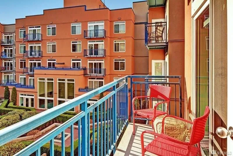 Image 6 of DT Designer’s 2BR Condo Parking Tub Pool – 99 walk score