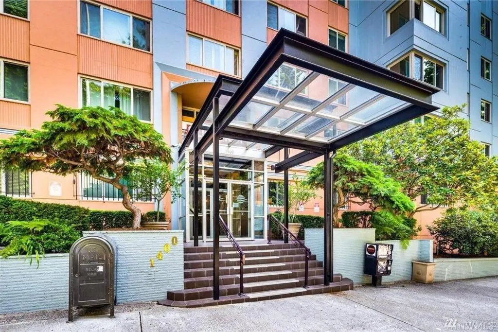 Image 4 of Eclectic Downtown & Cap Hill King bed & Kitchen