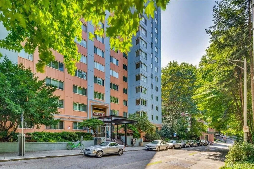 Image 5 of Eclectic Downtown & Cap Hill King bed & Kitchen