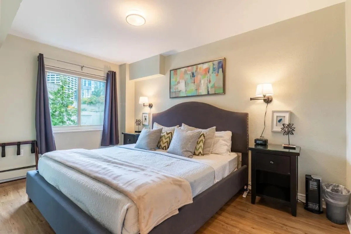 Image 1 of Eclectic Downtown & Cap Hill King bed & Kitchen
