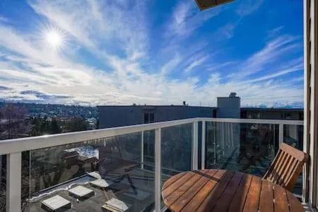 Image 4 of Fremont home with panoramic views near Woodland Zoo