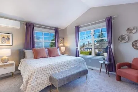 Image of Fremont home with panoramic views near Woodland Zoo