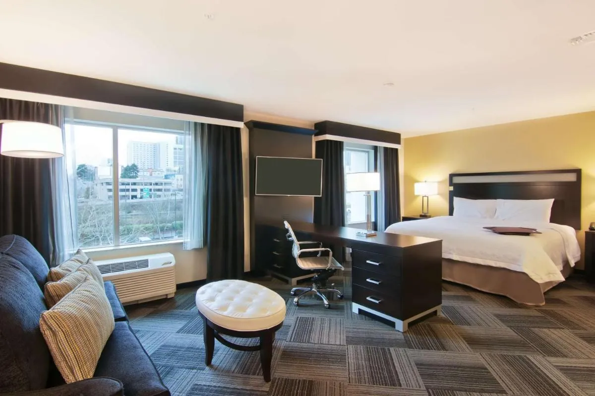 Image 1 of Hampton Inn & Suites Bellevue Downtown/Seattle