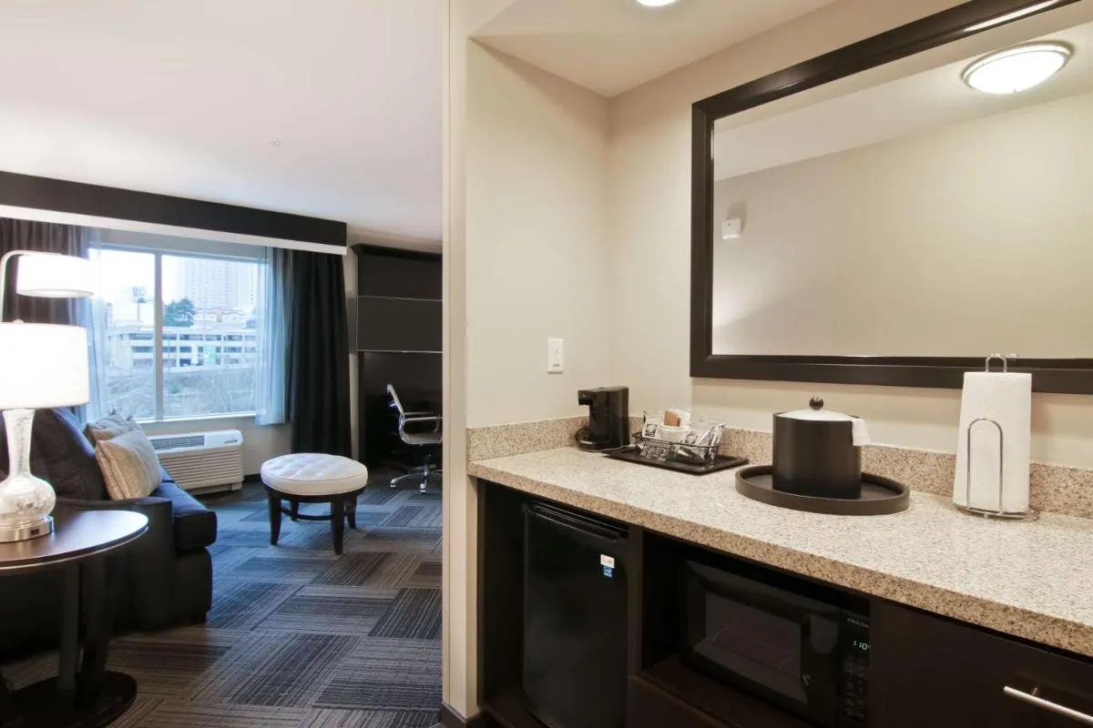 Image 2 of Hampton Inn & Suites Bellevue Downtown/Seattle