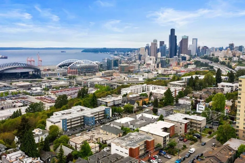 Image 5 of Hillside in Seattle – updated and well appointed.