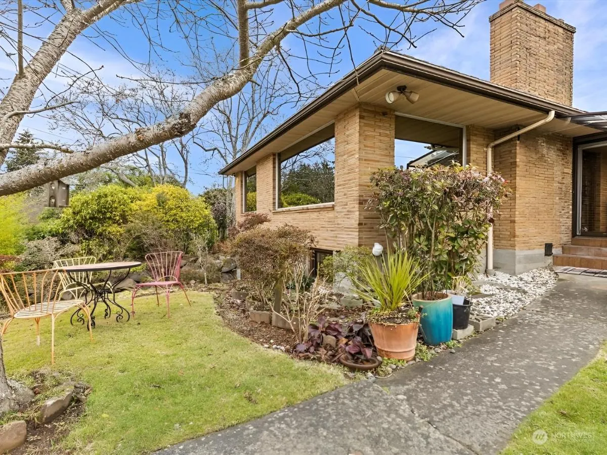 Image 5 of HomeSmart: Cozy Charm Meets High-Tech in Prime Area