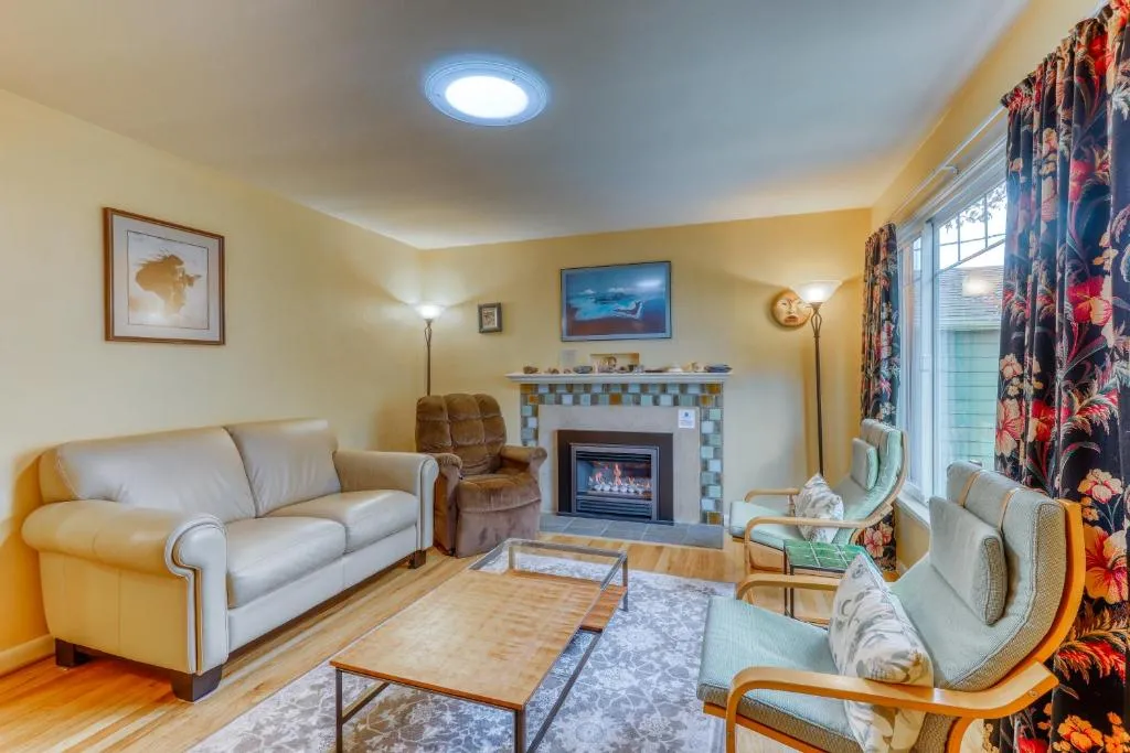 Image of Husky Hideaway – 2 Bed 1 Bath Vacation home in Seattle