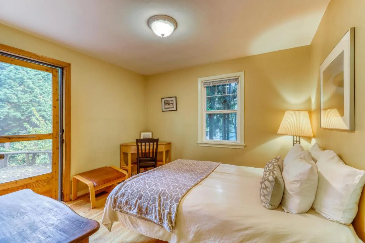 Image 6 of Husky Hideaway – 2 Bed 1 Bath Vacation home in Seattle