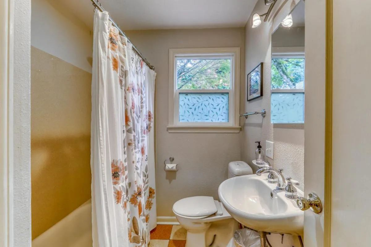 Image 2 of Husky Hideaway – 2 Bed 1 Bath Vacation home in Seattle