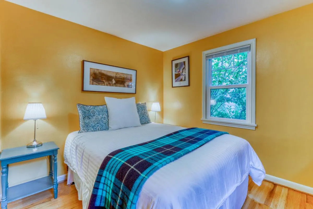 Image 1 of Husky Hideaway – 2 Bed 1 Bath Vacation home in Seattle