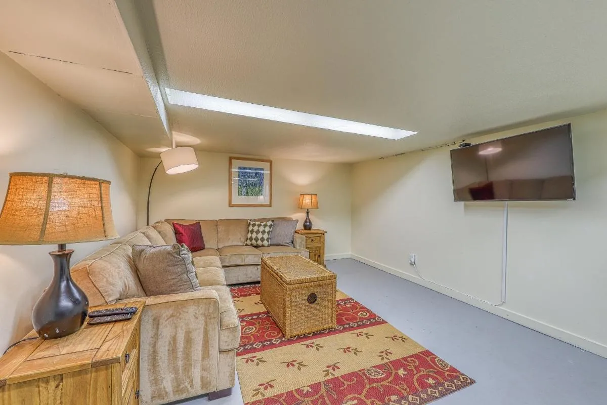 Image 4 of Lakefront Craftsman