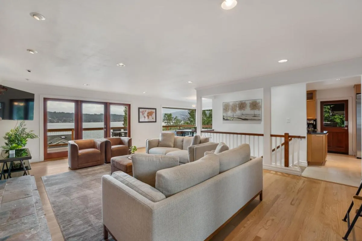 Image 2 of Lakeview house centrally located