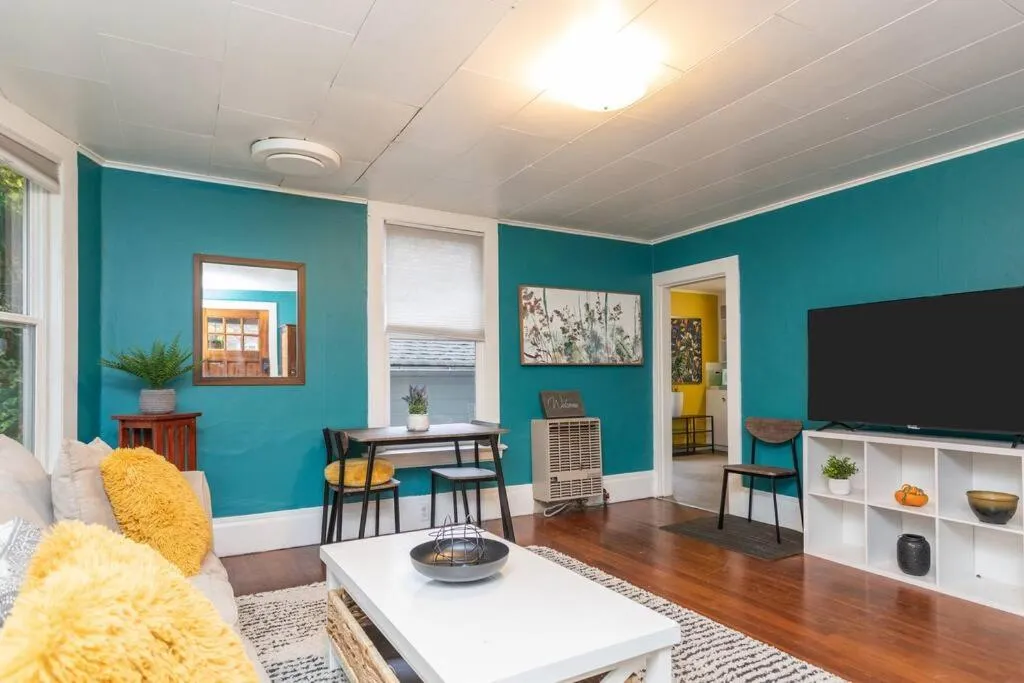 Image 4 of Large funky 2 or 3 bedroom unit in prime location