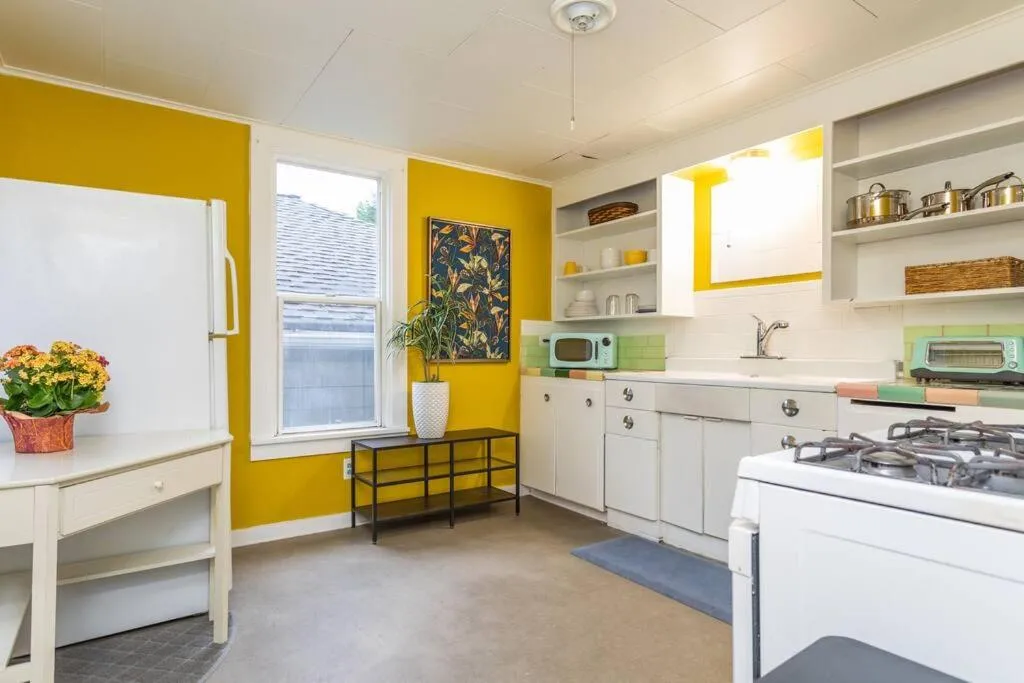 Image 3 of Large funky 2 or 3 bedroom unit in prime location