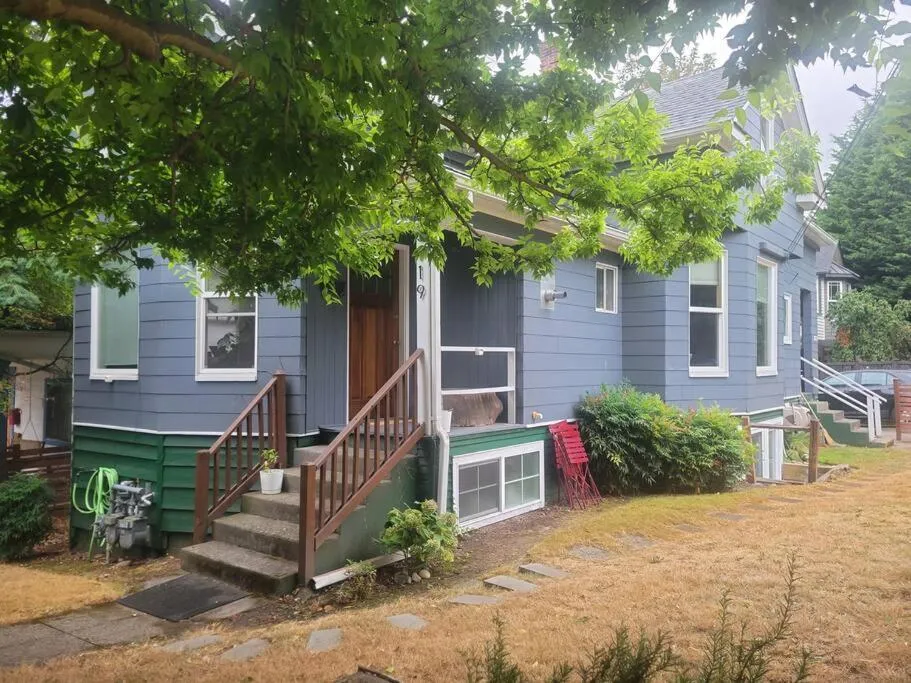 Image 5 of Large funky 2 or 3 bedroom unit in prime location
