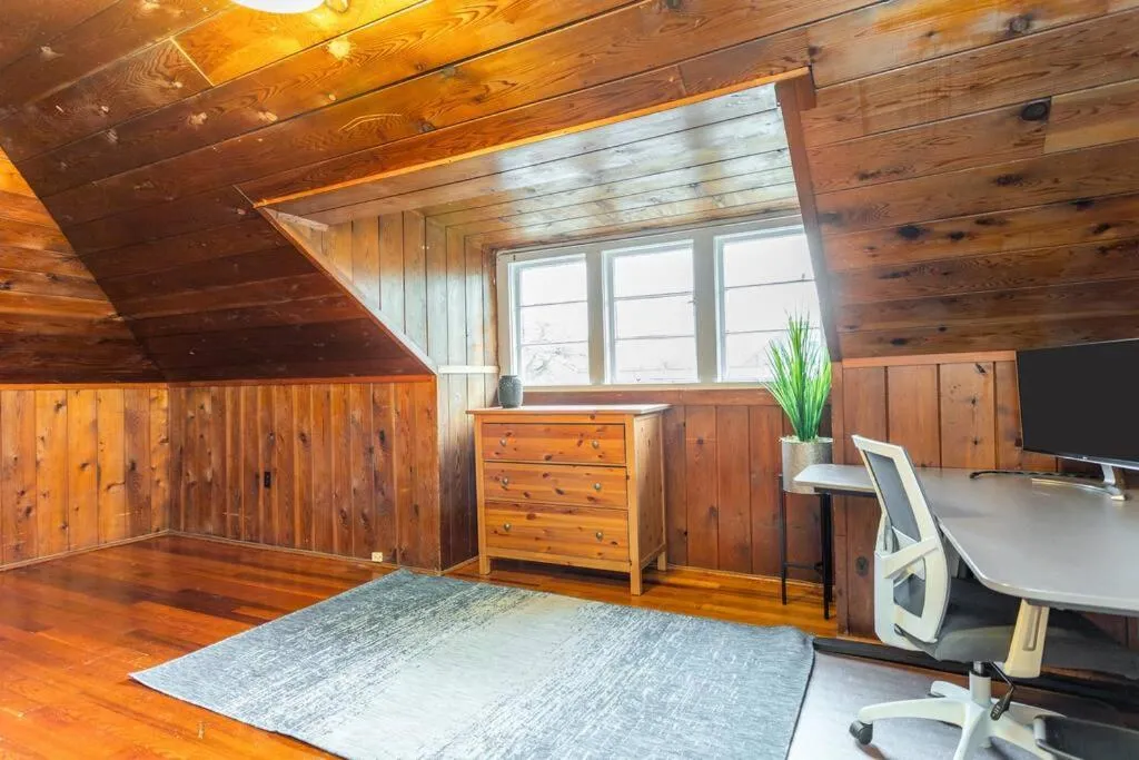 Image 6 of Large funky 2 or 3 bedroom unit in prime location