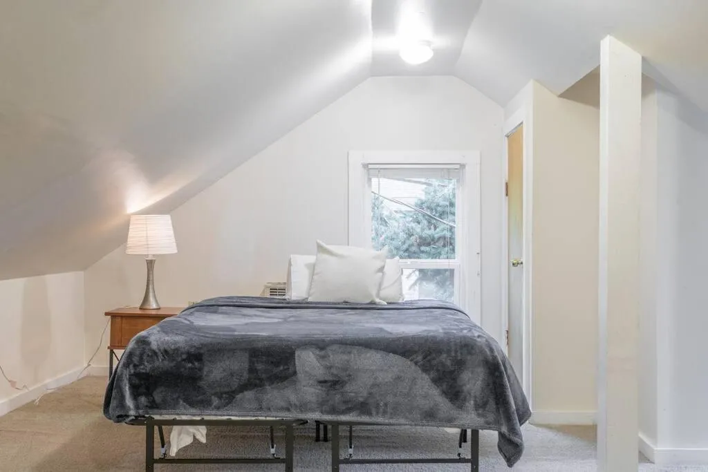 Image 1 of Large funky 2 or 3 bedroom unit in prime location