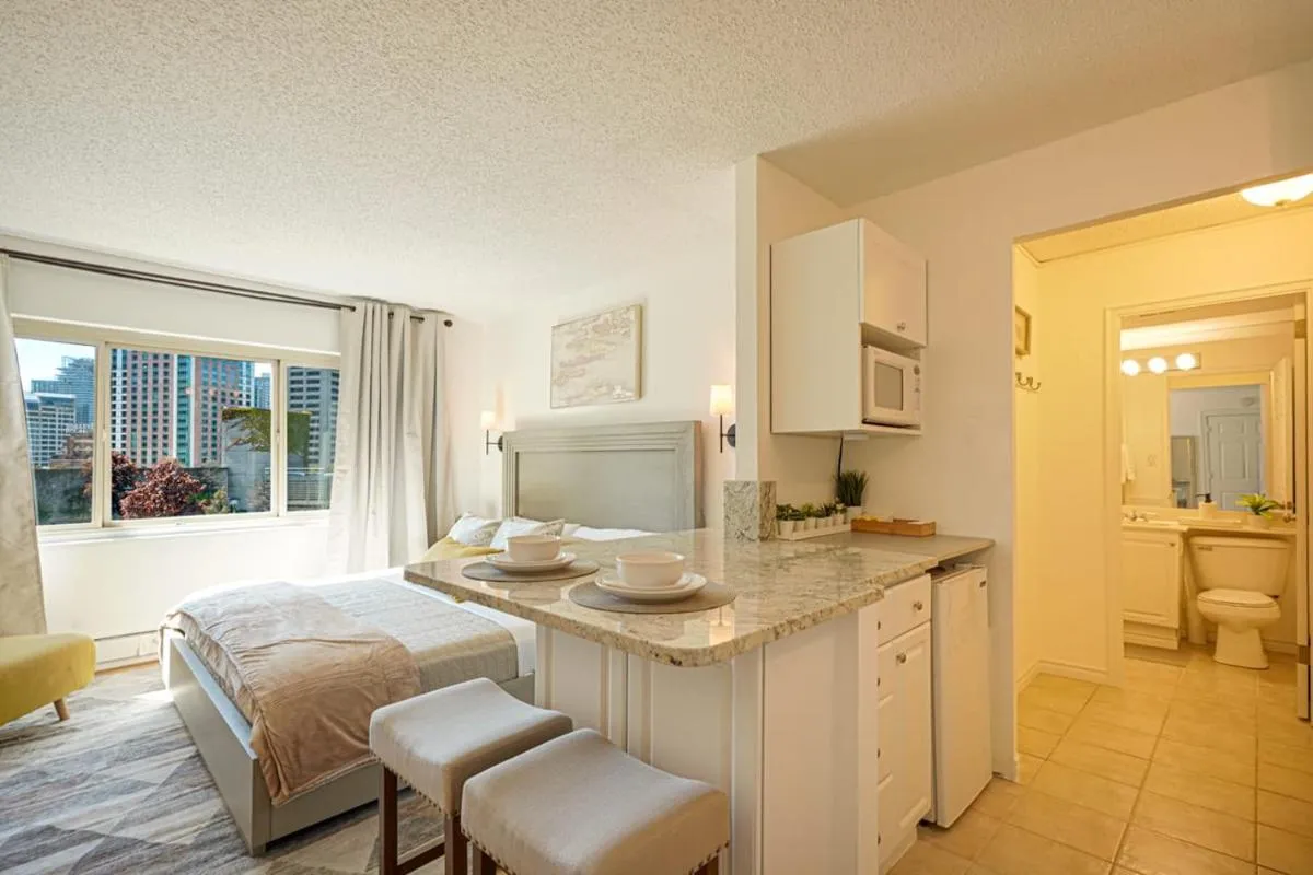 Image 2 of Luxury Downtown Studio King Bed City View