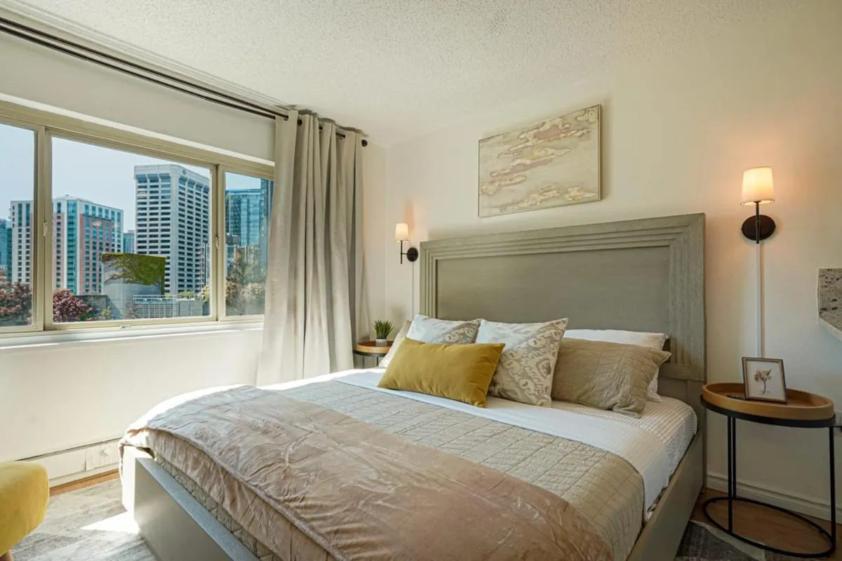 Image 1 of Luxury Downtown Studio King Bed City View