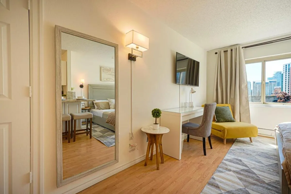 Image 4 of Luxury Downtown Studio King Bed City View