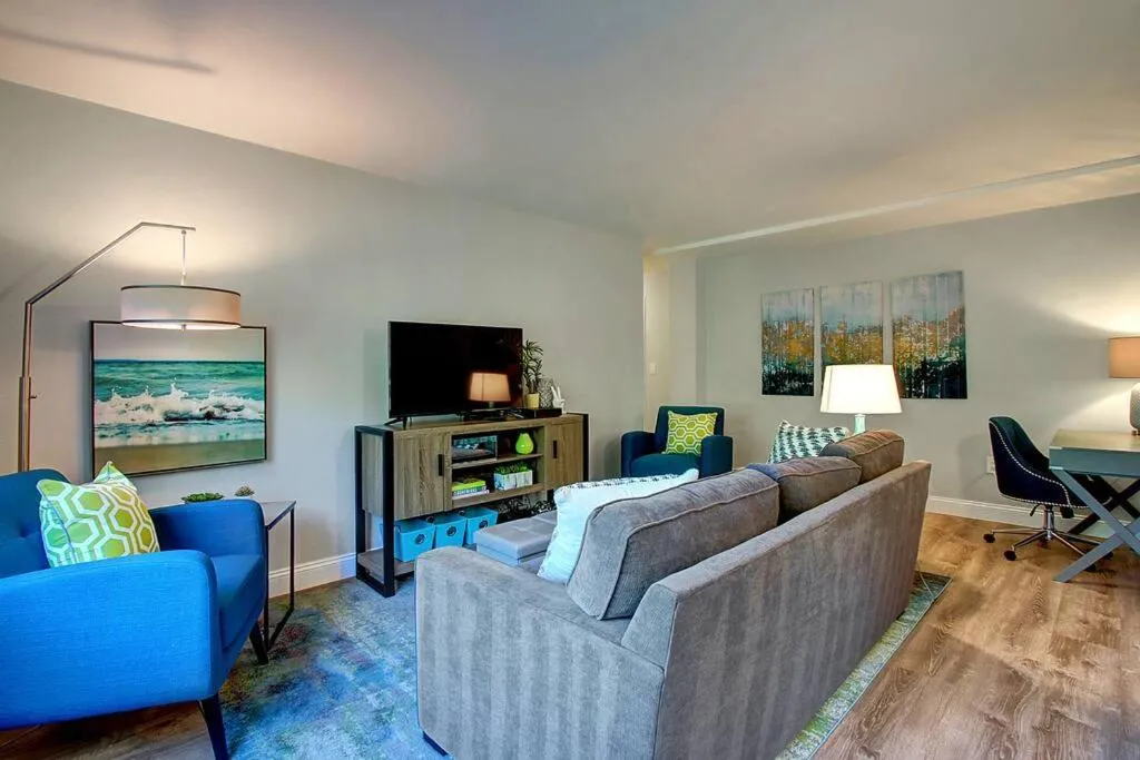 Image 4 of Modern Coastal Downtown, King bed, Work Desk, Kitchen