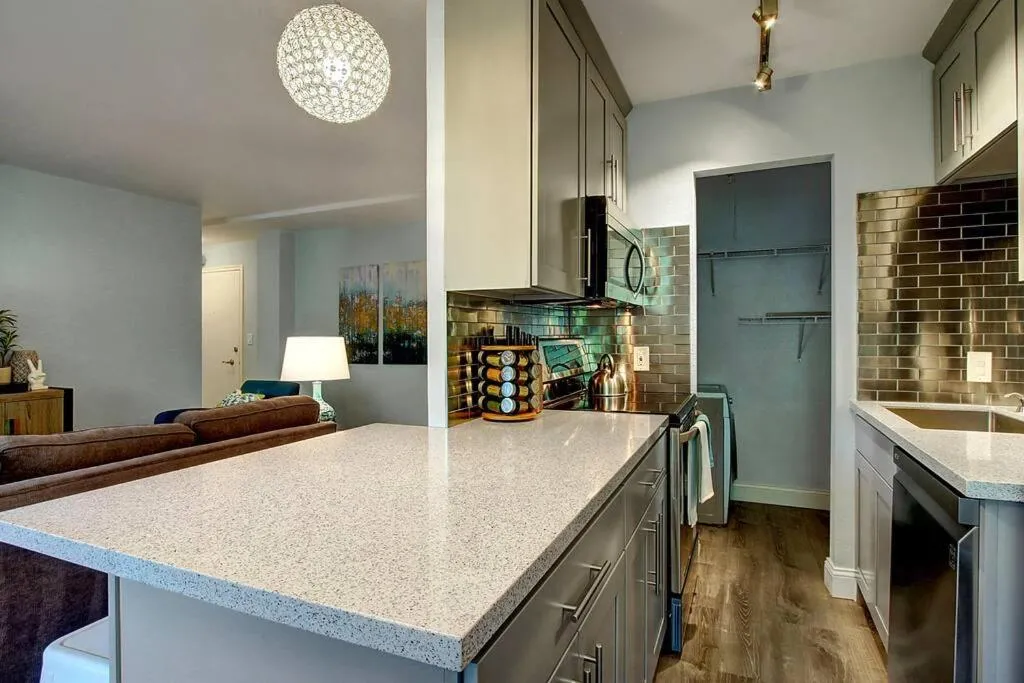 Image 2 of Modern Coastal Downtown, King bed, Work Desk, Kitchen